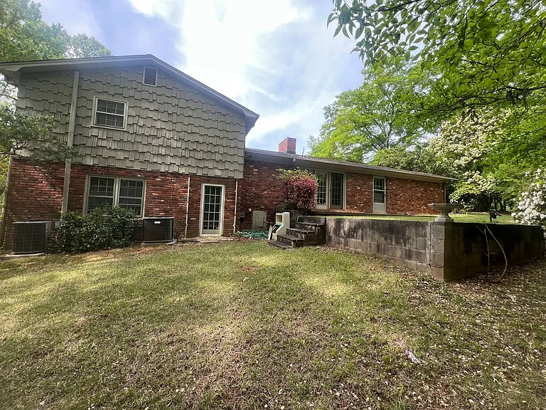 215 York Dr — Photo 13