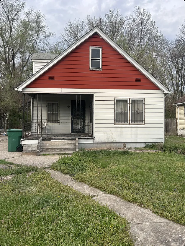 3 bed, 698 sqft, $945 — Photo 1