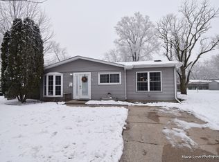 10 Crescent Ct, Montgomery, IL 60538