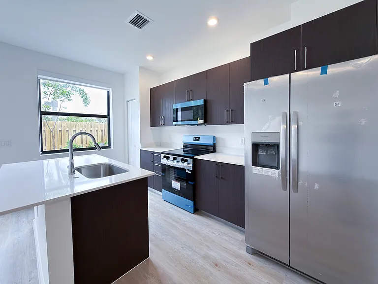142 NW 10th Pl — Photo 8