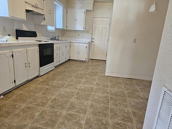 4th image of 532 Summer St #A-1