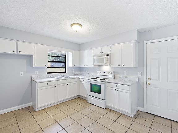 4th image of 1725 Birchwood Cir APT 1