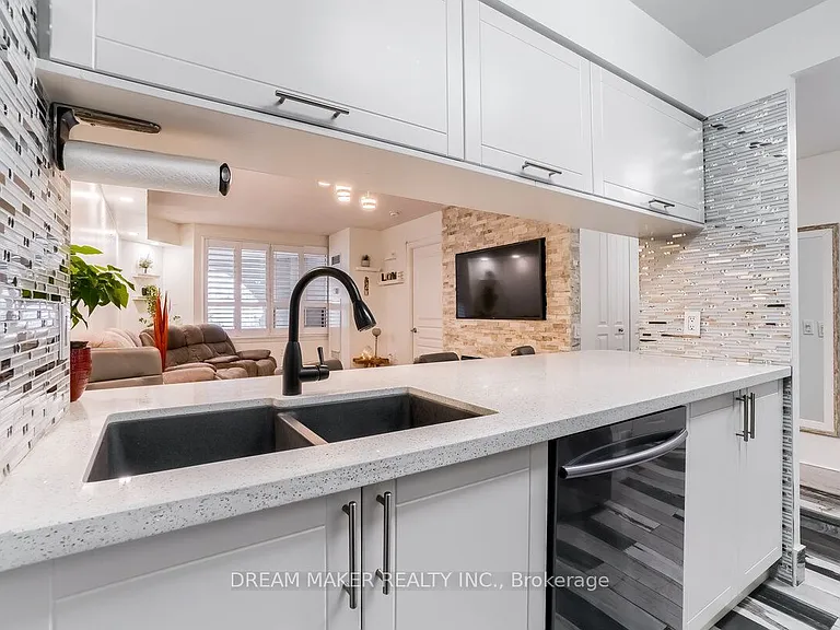 9017 Leslie St #222 — Photo 7