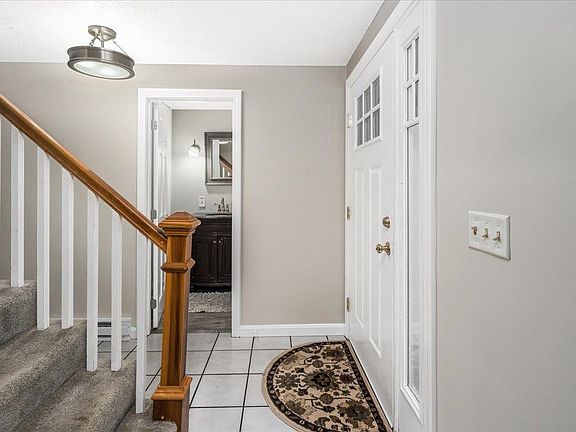 3rd image of 5 Hickory Hill Drive