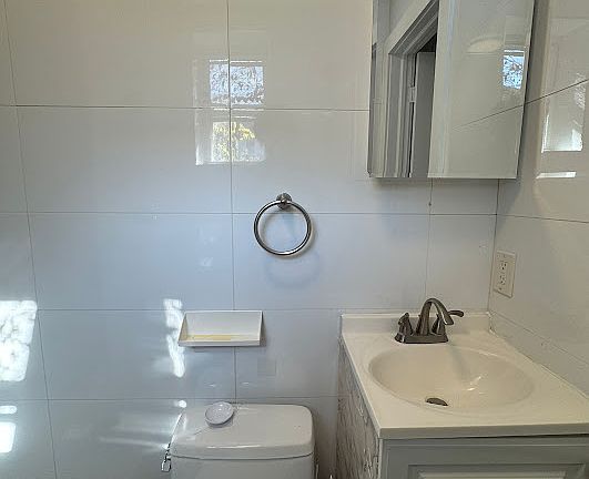 4th image of 581 Bramhall Ave #1