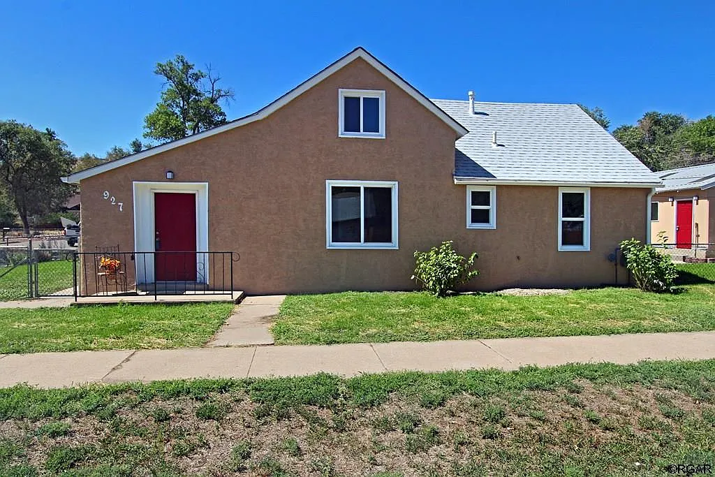 927 Woodlawn Ave photo 1