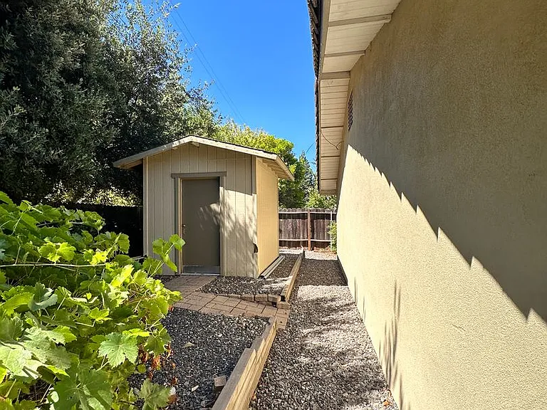 927 Acacia Ln — Photo 23