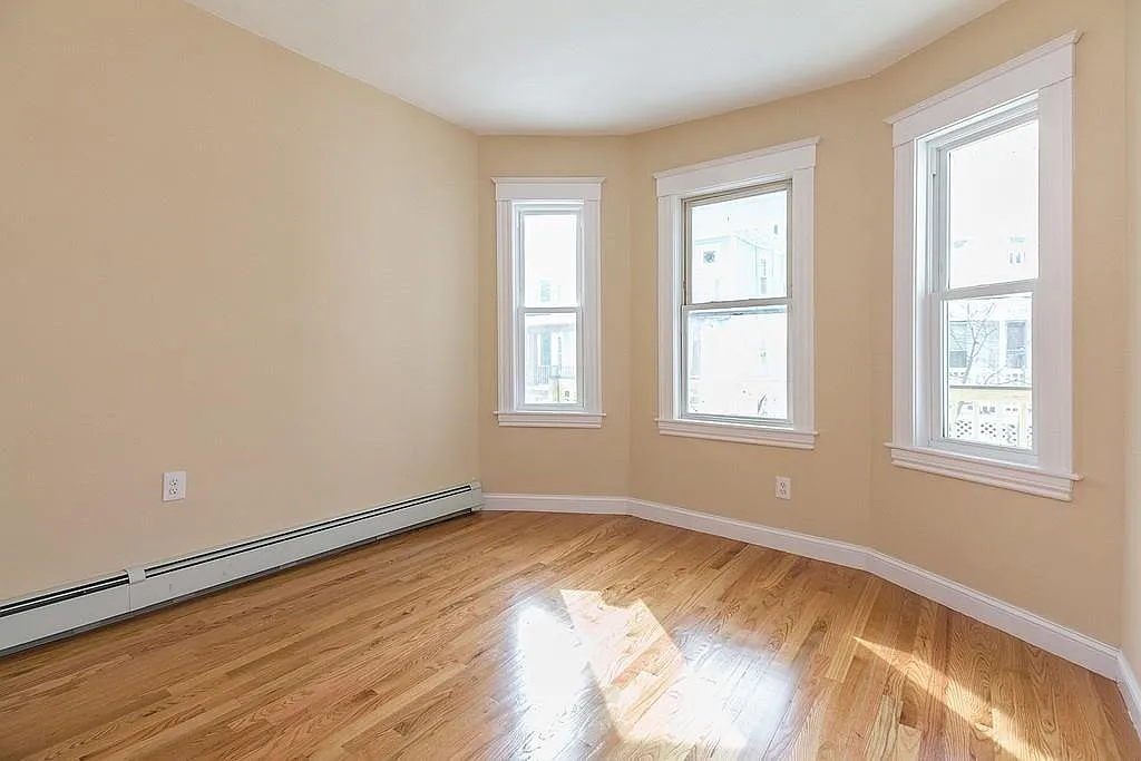 3 bed, 900 sqft, $2,850 — Photo 2