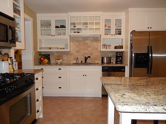 Kitchen w/Granite Counters
