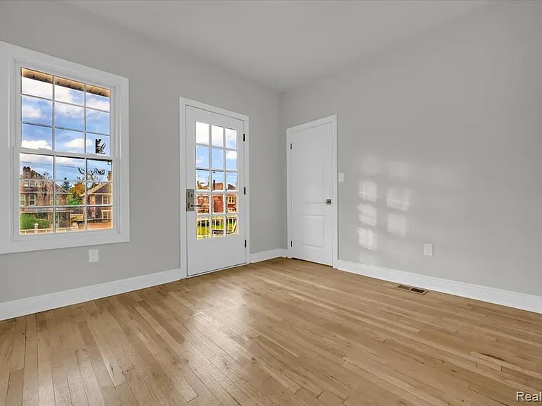 1502 Virginia Park St — Photo 9