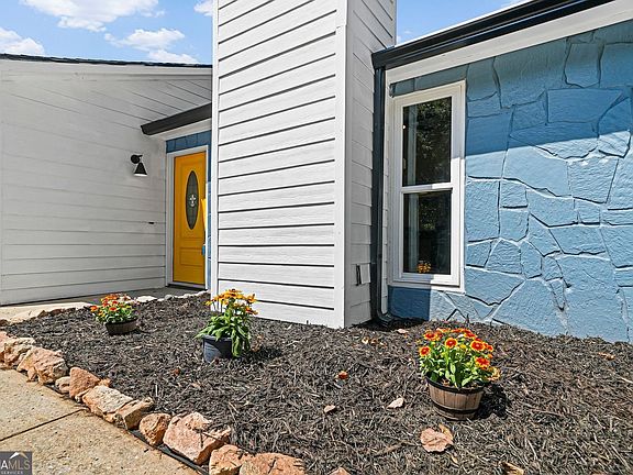 3rd image of 612 Towngate Blvd