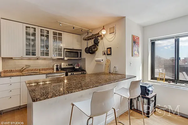 Sold by Brick&Mortar | media 1
