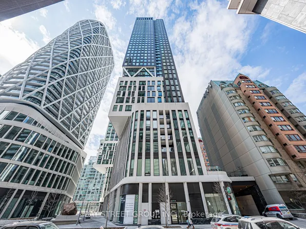 238 Simcoe St #606, Toronto, ON M5T 0E2