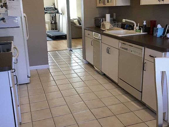 4th image of 21 W Pond Ct