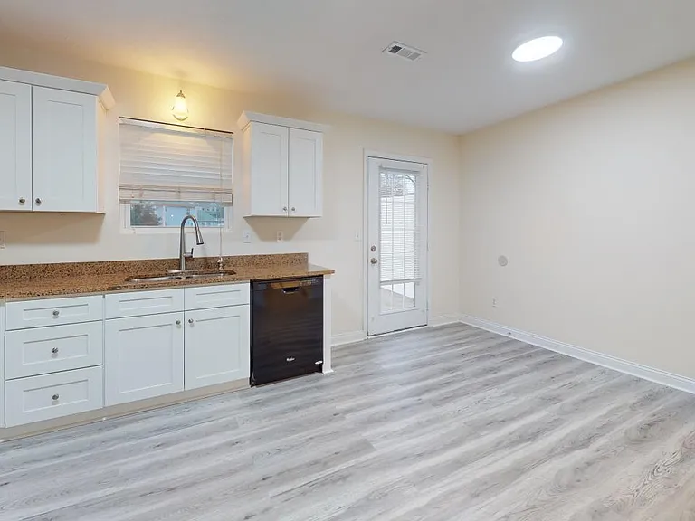 Rose Garden Apartments — Photo 10