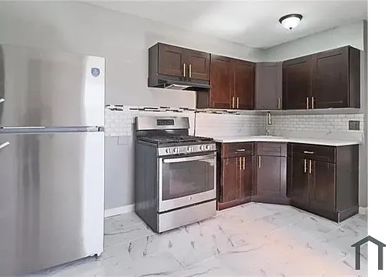 3 bed, 1000 sqft, $3,560 — Photo 2