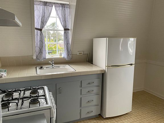 2nd image of 628 Pine Ave APT 4