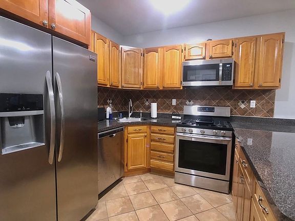 2nd image of 702 De Graw St #2