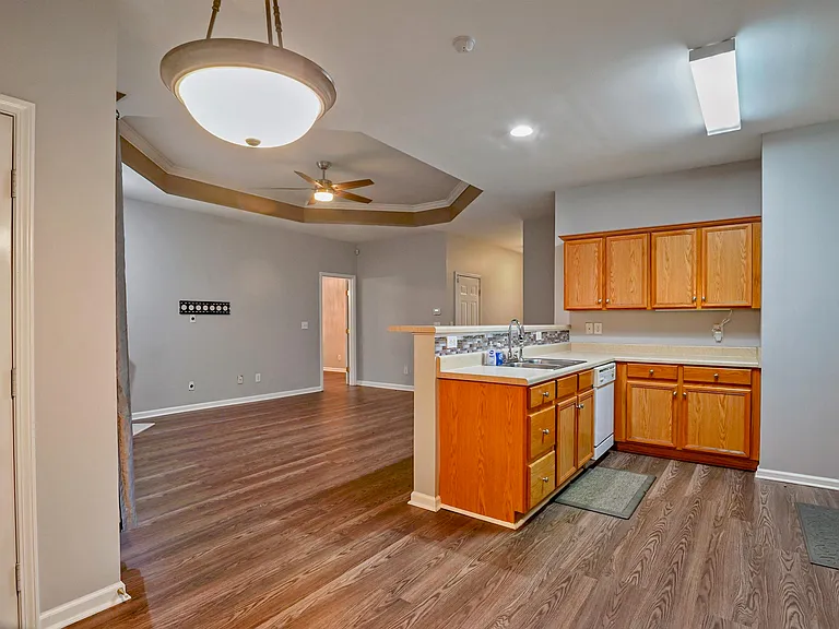560 Summit Cir — Photo 8