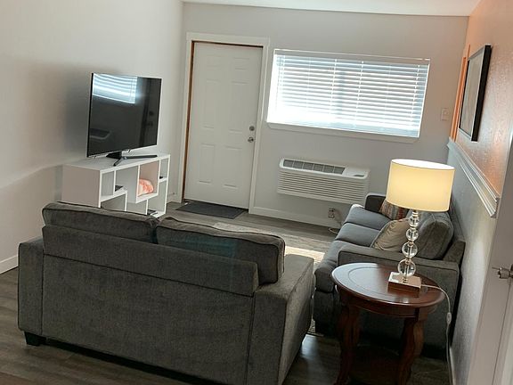 3rd image of 703 Boetzkes Ave #2