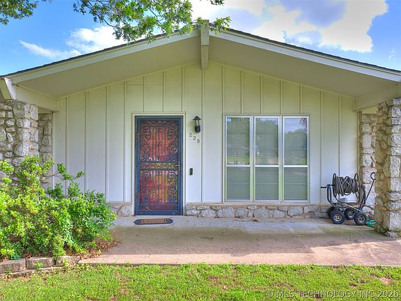 2nd image of 229 N Choctaw Ct