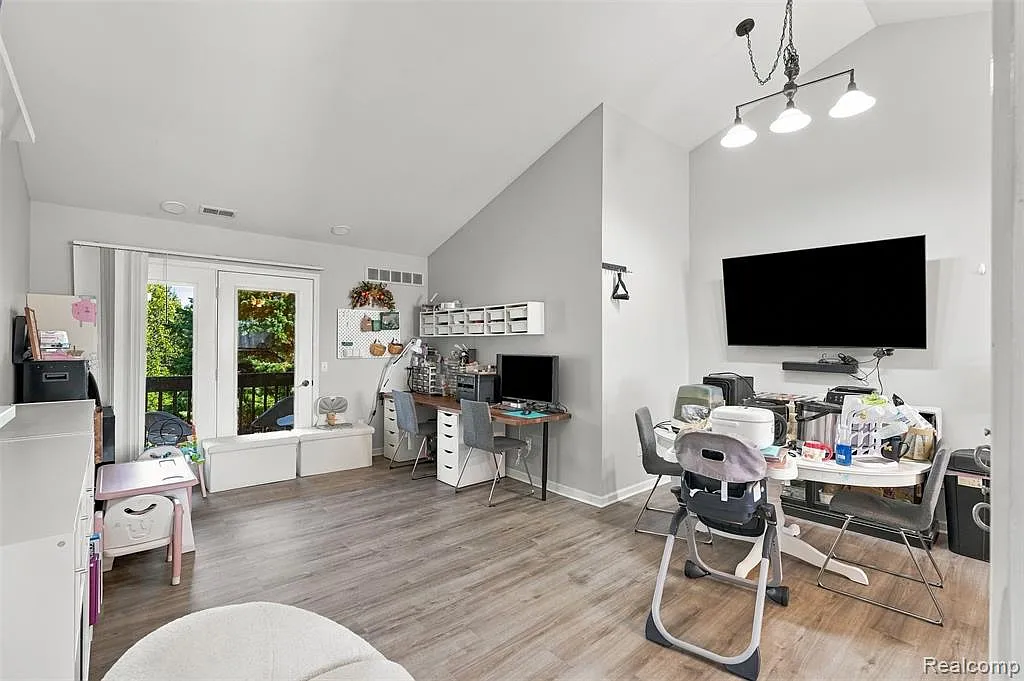 2 bed, 2.0 bath, 1099 sqft, $1,600 — Photo 3
