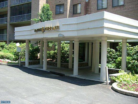 4th image of 1637 Oakwood Dr #403