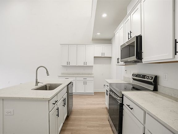 3rd image of 105 Blue Bird Ln