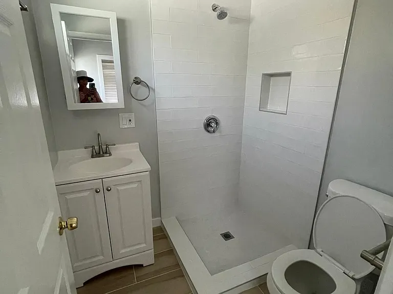 1020 W 39th Pl — Photo 6