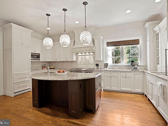 3rd image of 1049 Brook Valley Ln