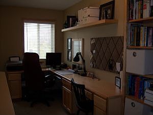 Loft w/blt-in computer dsk 