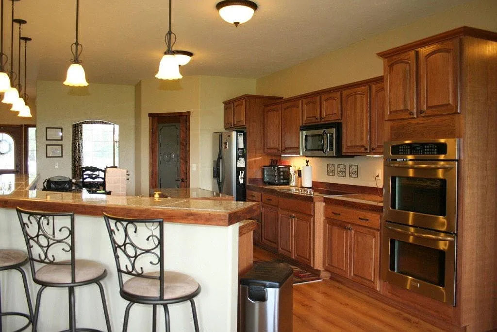3 bed, 2.5 bath, 2800 sqft, $2,450 — Photo 3