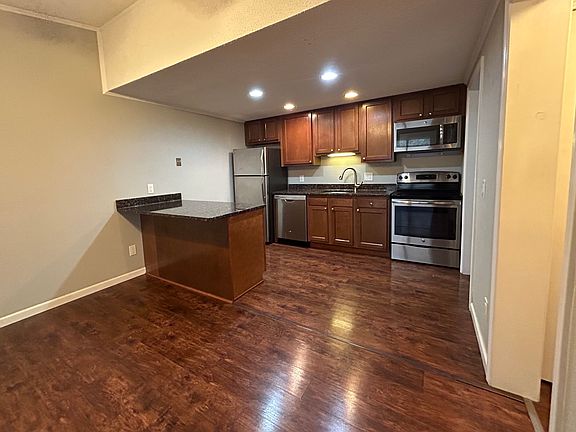 3rd image of 124 Waterbury Ct