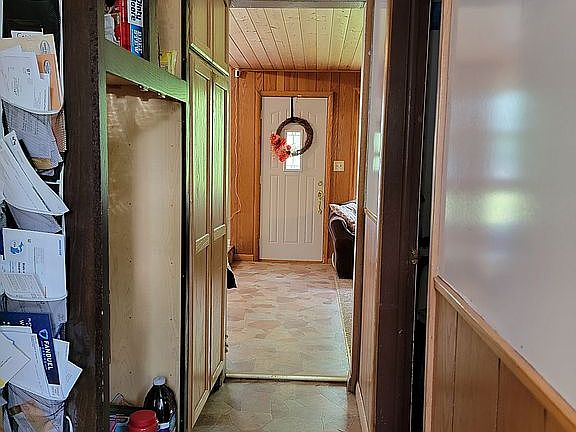 Entry hall off drive entry