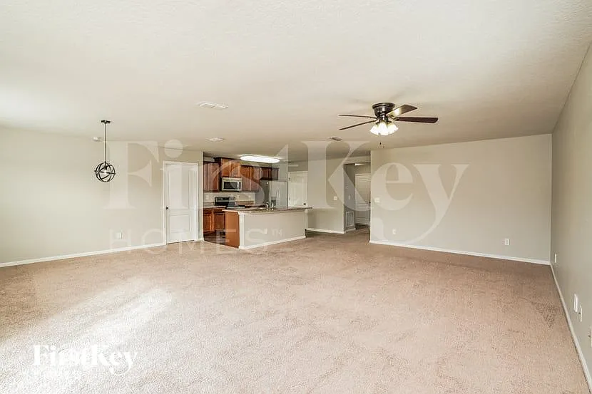 3 bed, 2.0 bath, 1856 sqft, $2,295 — Photo 4