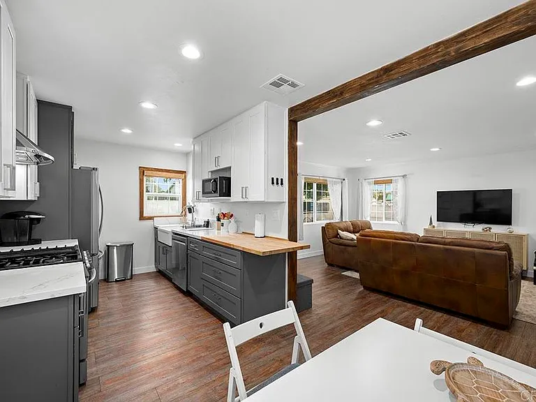 586 Del Mar Ave — Photo 17