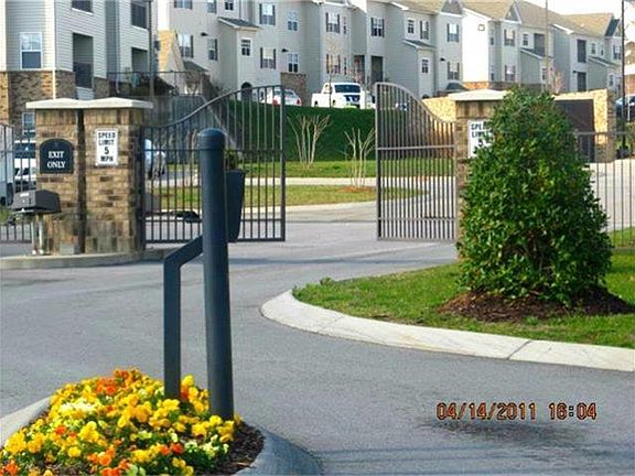 3rd image of 4025 Oakwood Dr