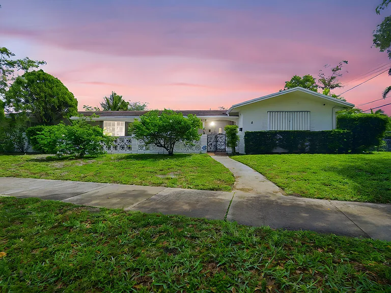 321 E Chaminade Dr — Photo 13
