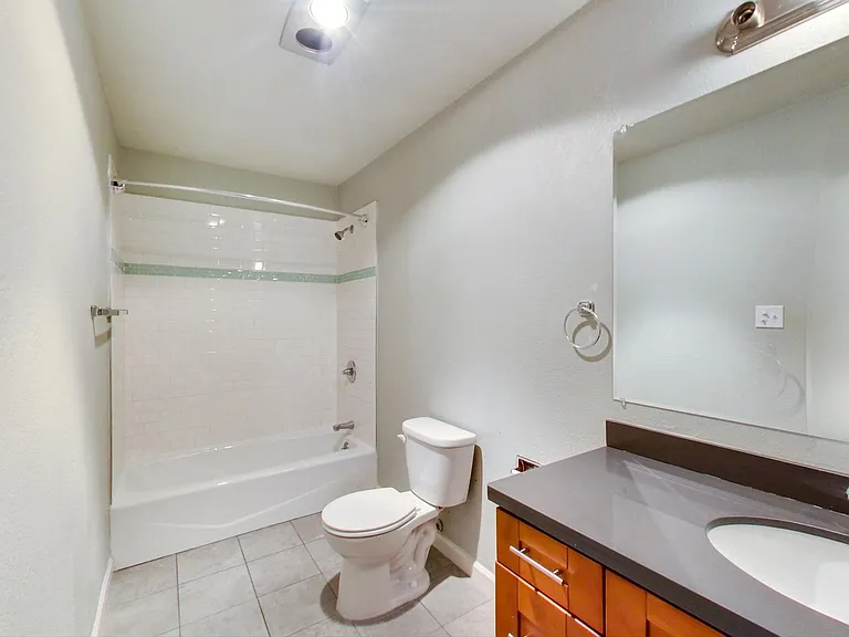 205 Collins St #4 — Photo 32