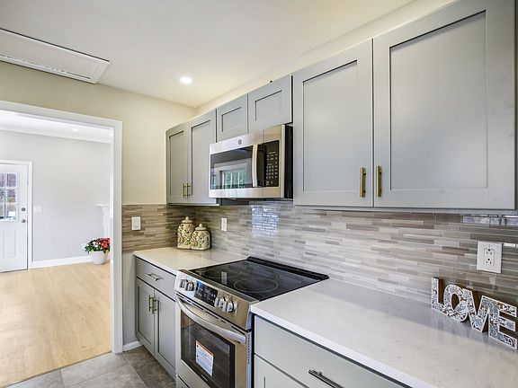 5th image of 588 Castlegate Dr