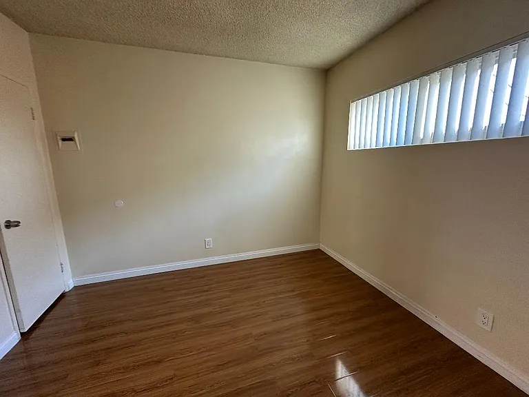 400 Raymondale Dr — Photo 5