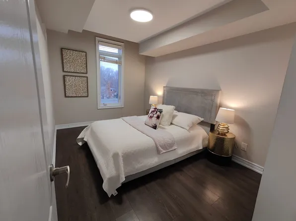 2 Dunsheath Way #111, Markham, ON L6B 1N3