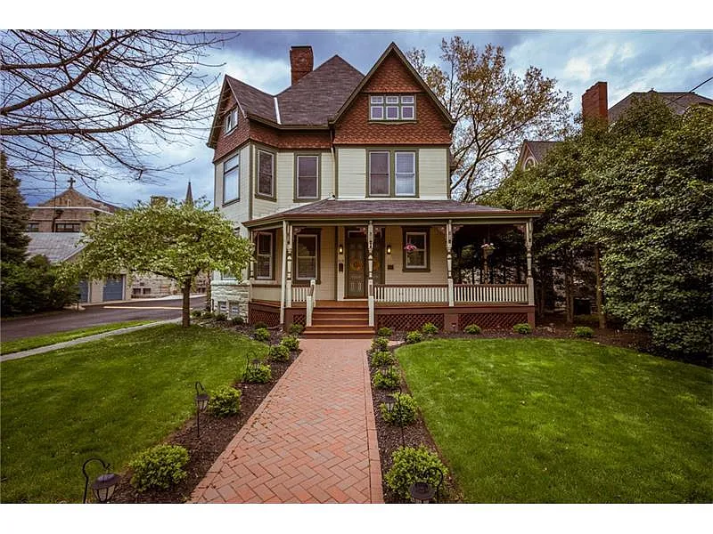 219 Thorn St photo 1