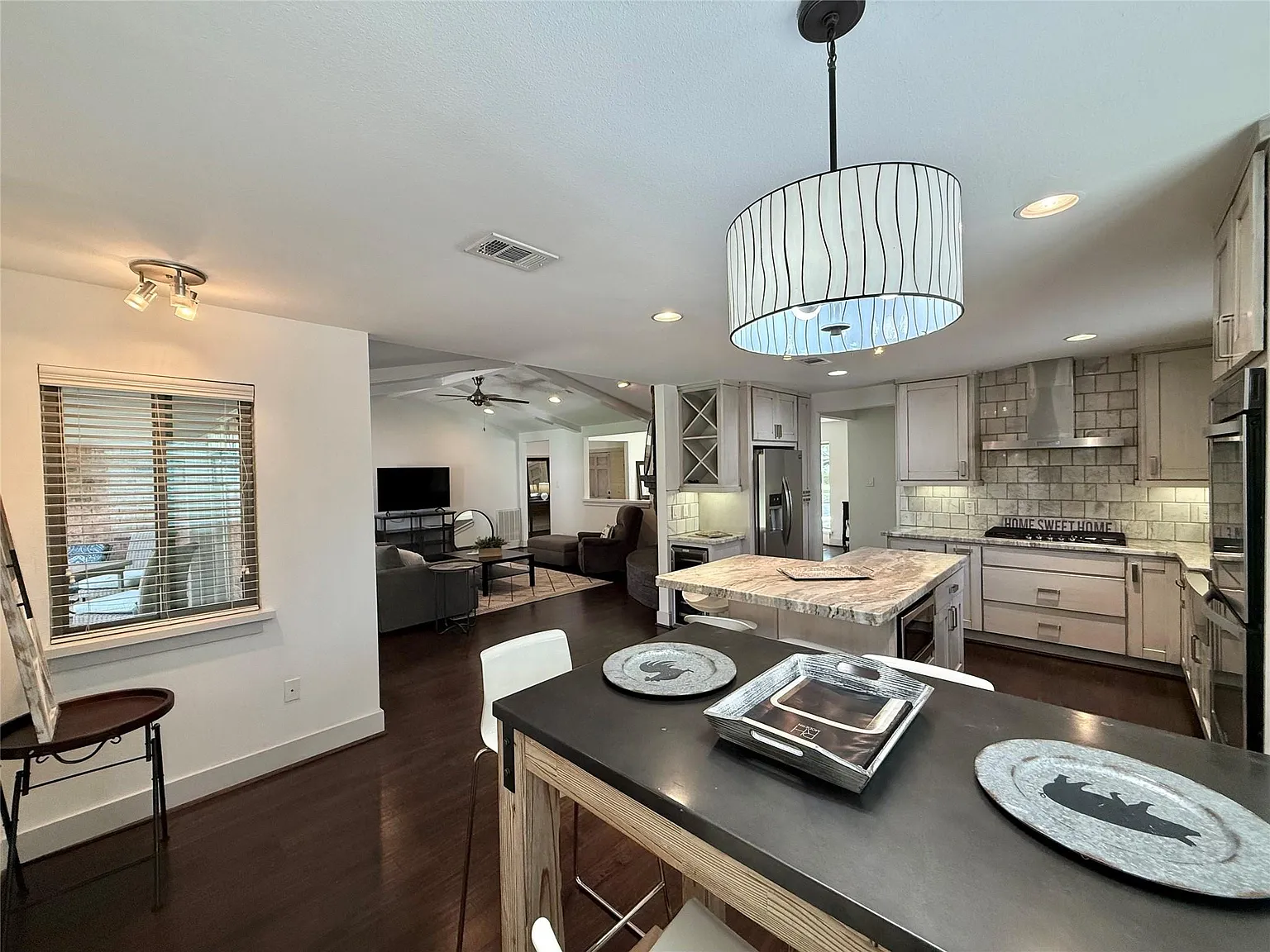 4 bed, 3.5 bath, 2727 sqft, $3,995 — Photo 4