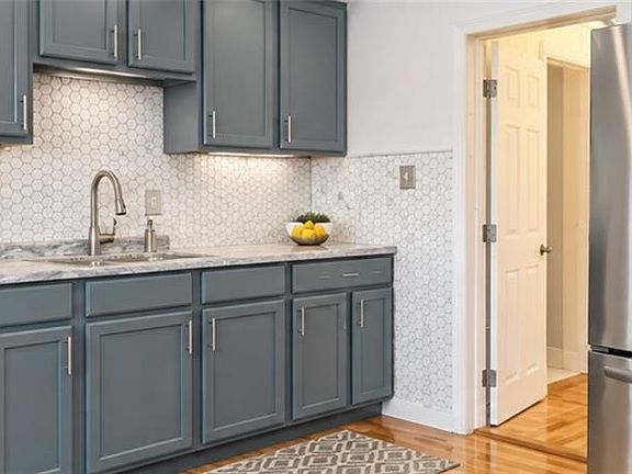 4th image of 202 Brewster St