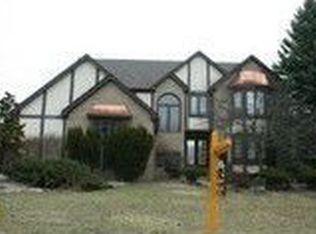325 Essex Dr, Rochester Hills, MI 48307