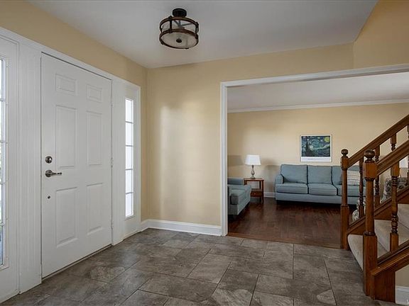 4th image of 233 Curley Dr