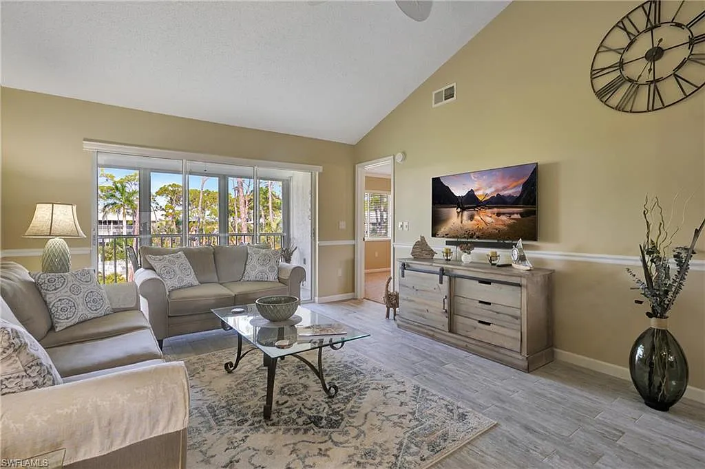 2 bed, 2.0 bath, 1200 sqft, $4,500 — Photo 2