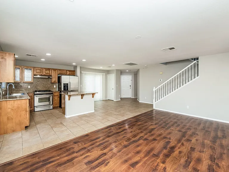 8437 Spencer Canyon St — Photo 4