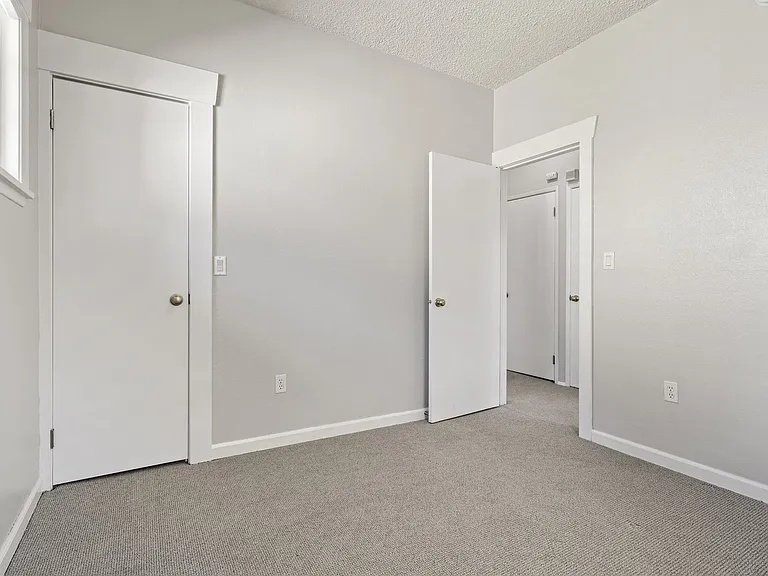 709 McKenzie Ave — Photo 18